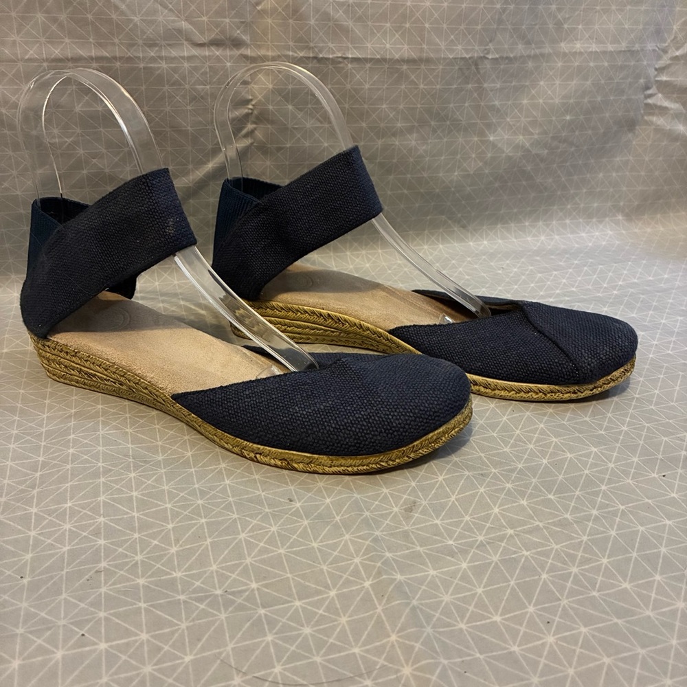 Charleston Shoe Company Chloe Closed Toe Low Espadrille in Navy 8